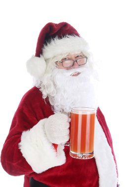 Noel Baba bir bardak Michelada 'dan hoşlanıyor. Baharatlı Meksika birası ve domates suyu kokteyli. Michelada Meksikalı Bloody Mary 'dir. Meksika alkollü Michelada, koyu bira ve domates suyu. Bira ve limon suyu ile Meksika alkollü kokteyl michelada.