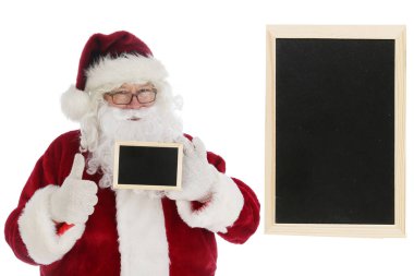 Noel Baba 'nın elinde boş bir siyah tebeşir tahtası var. Mesaj için yer var. Noel Baba 'nın Boş Tebeşir Kurulu' nda mesaj ya da Noel dilekleri için yer var. Reklamcılık veya Dilek Listesi Tebeşir Kurulu veya Yaramaz ve Güzel İsimler. Noel Baba siyah ilan panosunu gösteriyor..