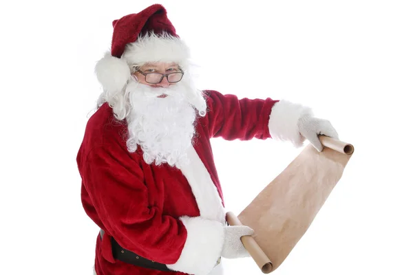 サンタクロースは 誰がいたずらやニースされている彼のスクロールから読み取ります 良い人と悪い人のクリスマススクロールします メリークリスマス サンタクロースはクリスマスのいたずらなまたはよいギフトリストを点検する サンタクロースの読書願いリスト — ストック写真