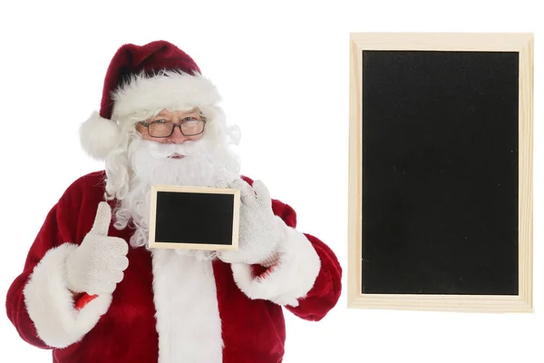 サンタクロースは空白の黒いチョークボードを保持しています テキスト用の部屋 あなたのテキストやクリスマスの願いのための部屋とサンタのブランクチョークボード 広告や願いリストやいたずらや素敵な名前のためのチョークボード サンタクロースは黒い看板を指して — ストック写真