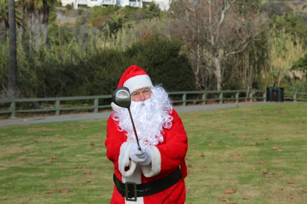 Święty Mikołaj Gra Golfa Święty Mikołaj Święty Mikołaj Trzyma Kij — Zdjęcie stockowe