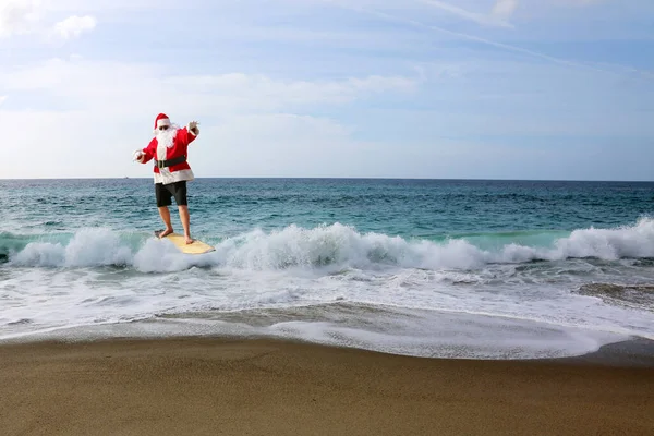 Surfar Pai Natal Papai Noel Está Montando Uma Prancha Surf — Fotografia de Stock