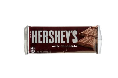 12-2-2021 Lake Forest, California - ABD. Hershey 'nin Sütlü Çikolatası. Beyazda izole edilmiş. Mesaj için yer var. Kırpma Yolu. Sütlü çikolata dünya çapında keyiflidir.. 