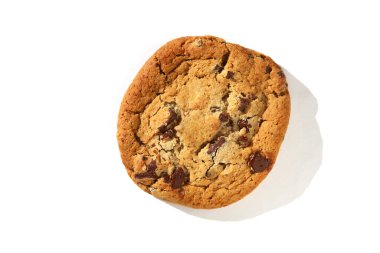 Kurabiye. Çikolata parçalı kurabiye. Taze pişmiş çikolatalı kurabiye. Beyazda izole edilmiş. Mesaj için yer var. Kurabiyeler dünya çapında keyiflidir.. 