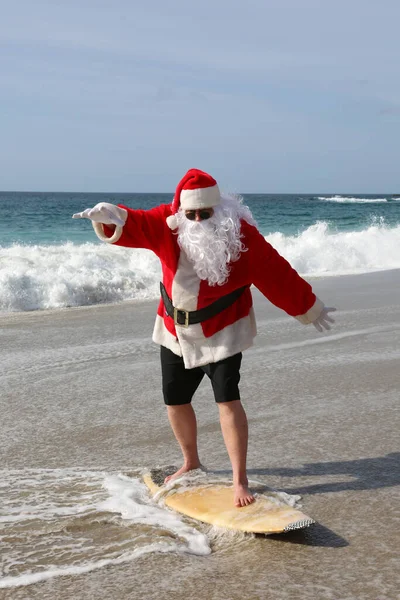 Surfeando Santa Santa Claus Monta Una Tabla Surf Santa Claus — Foto de Stock