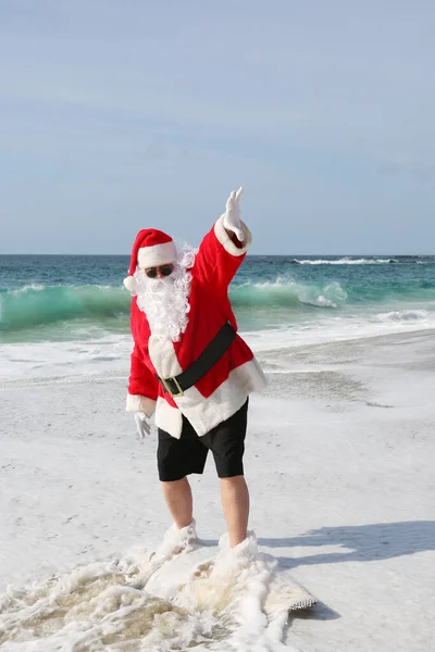 Surfeando Santa Santa Claus Monta Una Tabla Surf Santa Claus — Foto de Stock