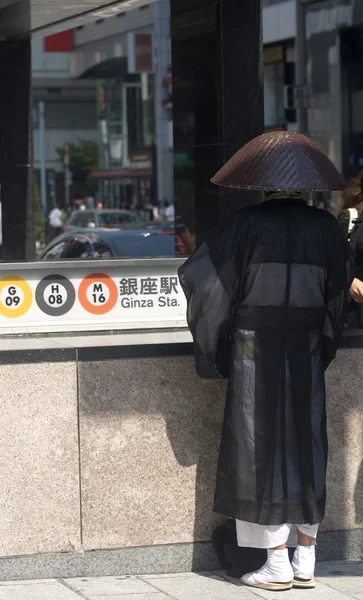 Buddhistischer Mönch bei ginza, tokyo, japan — Stockfoto