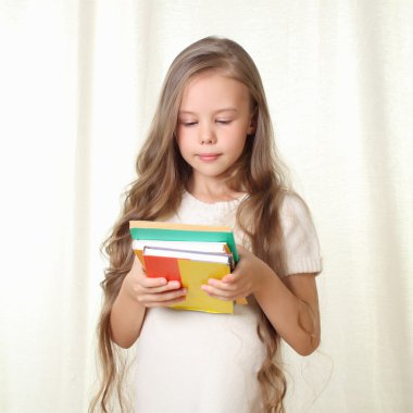 küçük sarışın kız bir küre parmak tarafından tespit