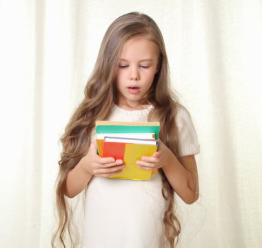 küçük sarışın kız bir küre parmak tarafından tespit