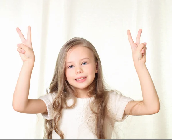 Portret van blond meisje met handen op de heupen — Stockfoto