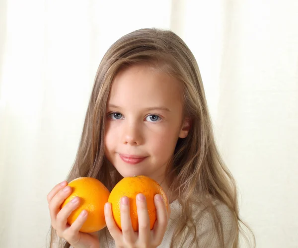 Blond meisje met apple toont camera — Stockfoto