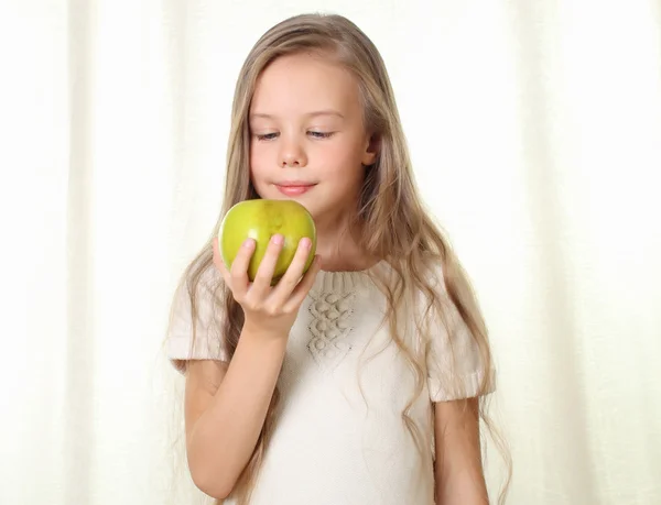 Blond meisje houden een rode glamoureuze geschenk met plezier — Stockfoto