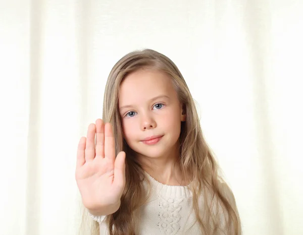 Kleines blondes Mädchen schickt Luftkuss und Blasen — Stockfoto