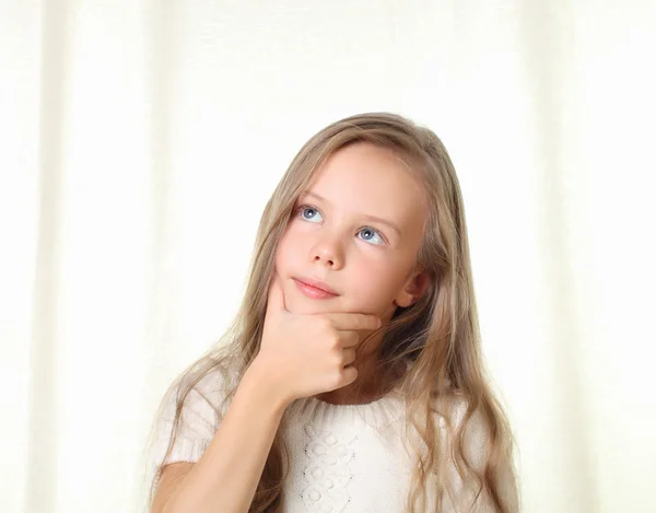 Blonďatá holčička posílá polibek vzduch a fouká — Stock fotografie