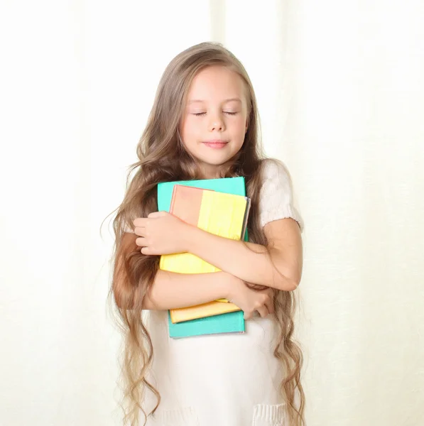 Niña rubia recogiendo un globo con el dedo — Foto de Stock