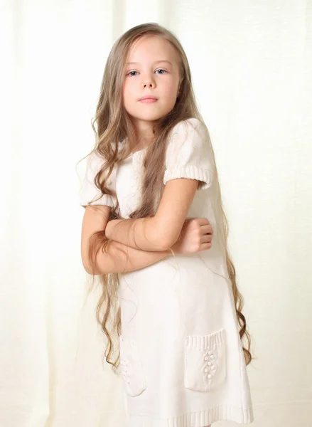Petite fille blonde posant avec les mains croisées — Photo