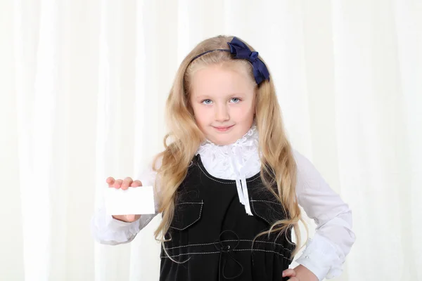 Niña sosteniendo tarjeta de visita — Foto de Stock