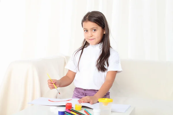 Menina segurando uma escova e começando a desenhar — Fotografia de Stock