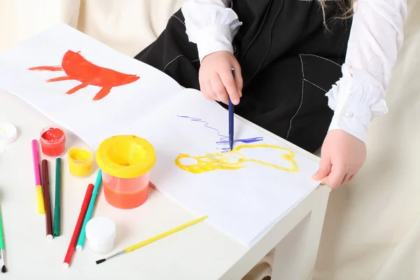 Menina segurando uma escova e começando a desenhar — Fotografia de Stock