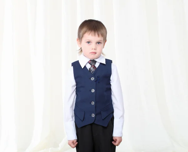 Retrato de niño rubio inteligente en traje en casa — Foto de Stock