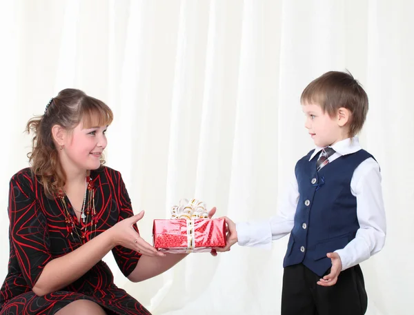 Mutter beschenkt ihren kleinen Sohn — Stockfoto