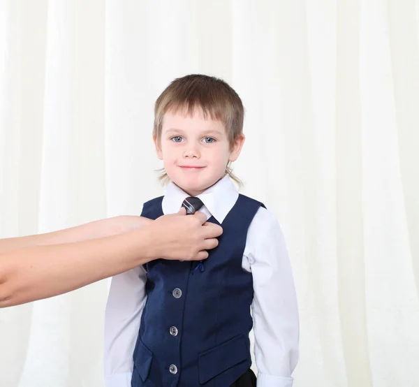 Moeder van handen van haar zoon stropdas corrigeren — Stockfoto