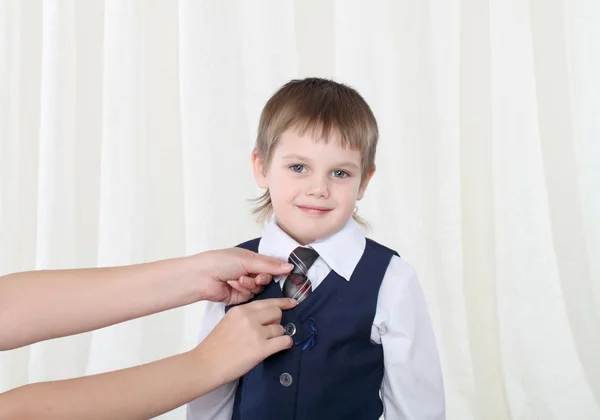 Les mains de la mère corrigeant la cravate de son fils — Photo