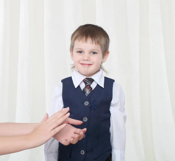 Kleiner smarter Junge im Anzug nimmt Applaus von jemandem entgegen — Stockfoto