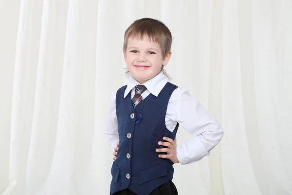 Retrato de niño rubio inteligente en traje en casa —  Fotos de Stock