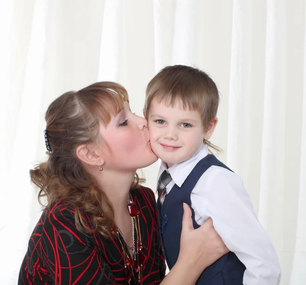 Pequeno filho beijando sua mãe — Fotografia de Stock