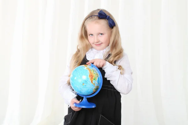 Menina loira estudando terra em glode — Fotografia de Stock