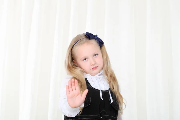 Bambina mostra segno di stop da palmo aperto alla fotocamera — Foto Stock