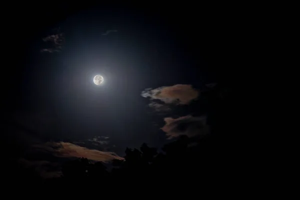夜空には月とルニの輪が見えます少し赤い雲がとても美しいです — ストック写真