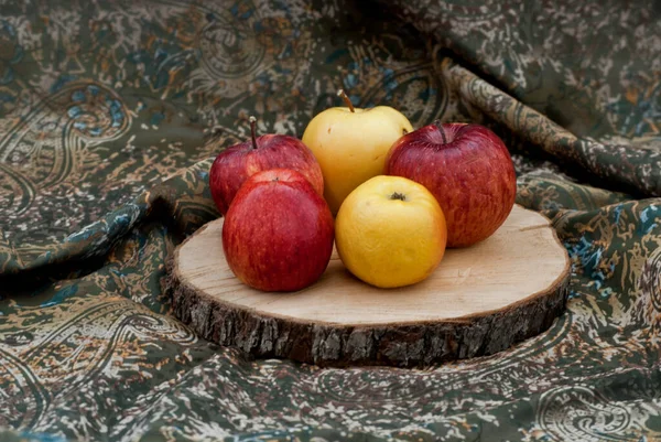 Three Red Two Yellow Organic Apples Lie Board Cut Thick — Stock Photo, Image