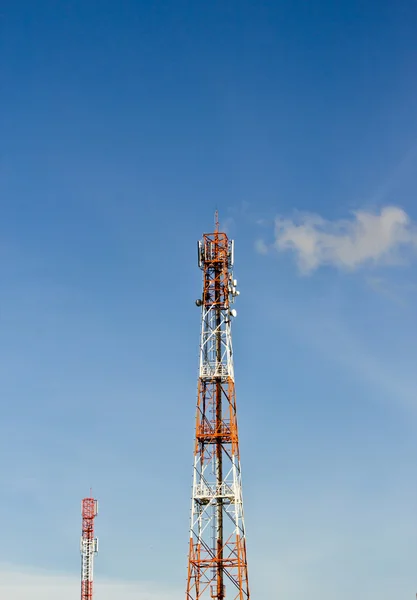 Torre para antena aérea de telecomunicações móveis de rádio — Fotografia de Stock