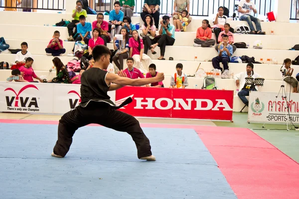 Wushu gun shu Wettbewerb bei den Nationalen Jugendspielen, Phuket 2012 — Stockfoto