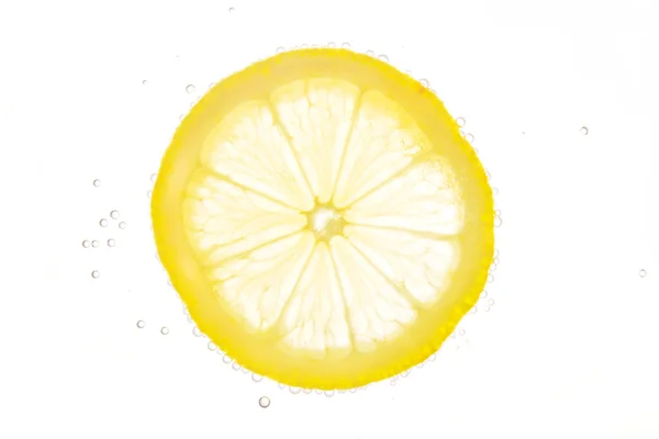 Шматочок свіжого лимона в содовій воді — стокове фото