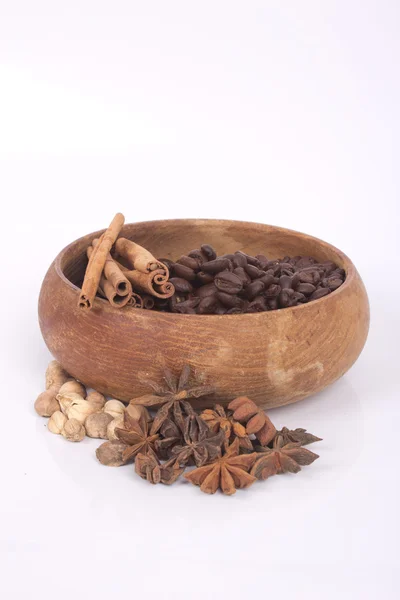 Chicchi di caffè in un cucciolo di legno — Foto Stock