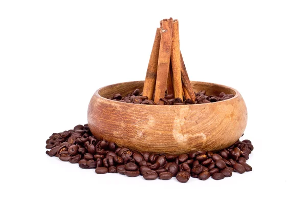 Kávová zrna v dřevěný mládě — Stock fotografie