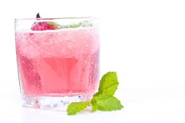 Çilekli kokteyl crushed buz ile