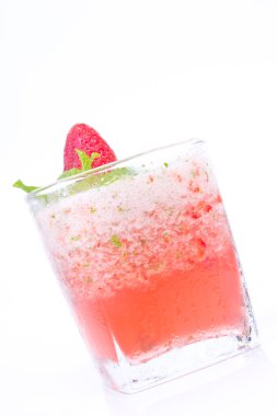 Çilekli kokteyl crushed buz ile