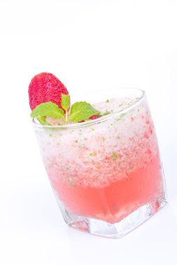 Çilekli kokteyl crushed buz ile