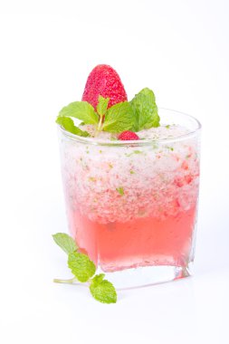 Çilekli kokteyl crushed buz ile
