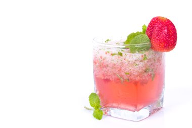 Çilekli kokteyl crushed buz ile