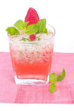 Çilekli kokteyl crushed buz ile