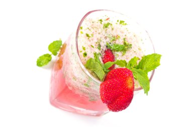 Çilekli kokteyl crushed buz ile