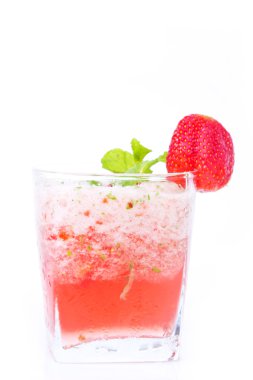 Çilekli kokteyl crushed buz ile