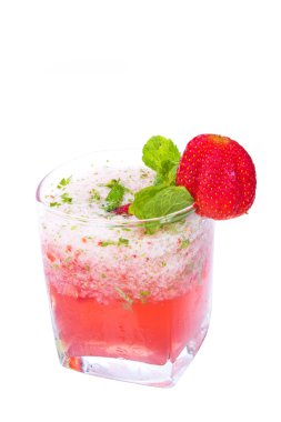 Çilekli kokteyl crushed buz ile
