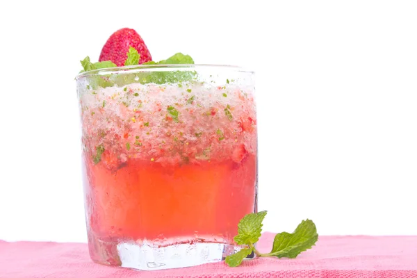Полуничний коктейль з подрібненим льодом — стокове фото