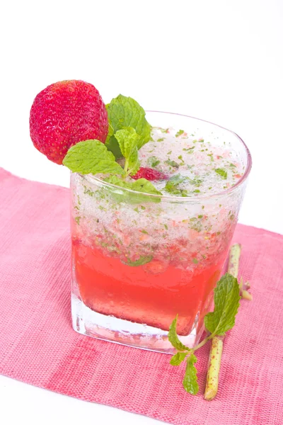 Strawberry cocktail with crushed ice — Stock Photo, Image